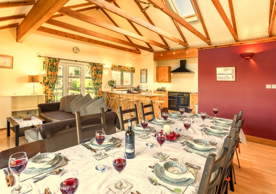 Ideal for Hens, Stags & Family Gatherings, Sleeps 25, Vast Range Activities, Hot Tub, Personal Concierge, Glasgow & Loch Lomond